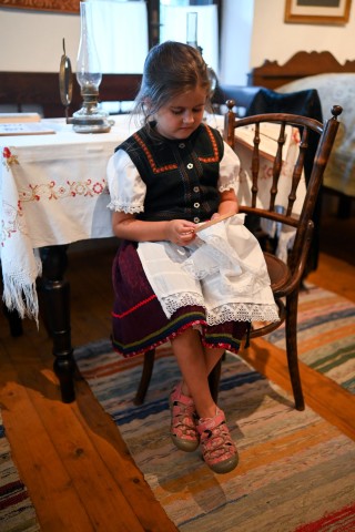 Népviseletbe öltözött kislány. A fotót Z'imázs Foto készítette.