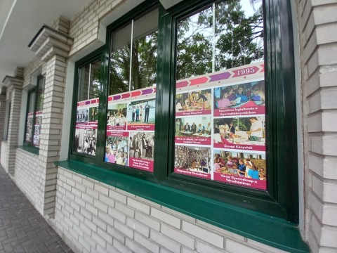 Az ablakra helyezett kiállítás a könyvtár ablakain