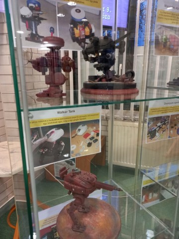 E-hulladékok felhasználásával készült makettek a kiállításon.