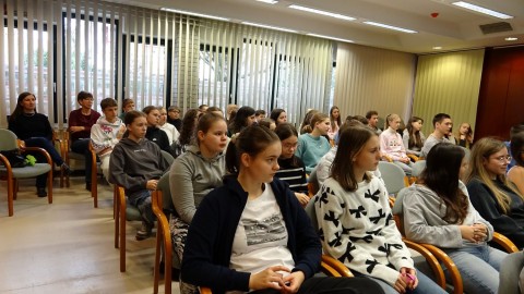 A középiskolai diákok figyelmesen hallgatják Kádár András előadását a mobil újrahasznosítási programról és az élőhelyek védelméről.