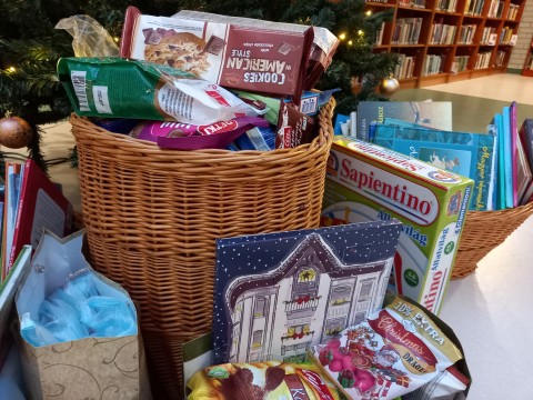 Egy nagy puttony megtelt édességgel.