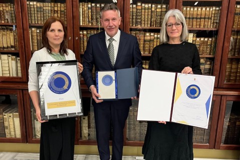 Riczu Anikó könyvtáros, Mátyás Zoltán igazgató,  Kázsmér Ágnes könyvtárvezető