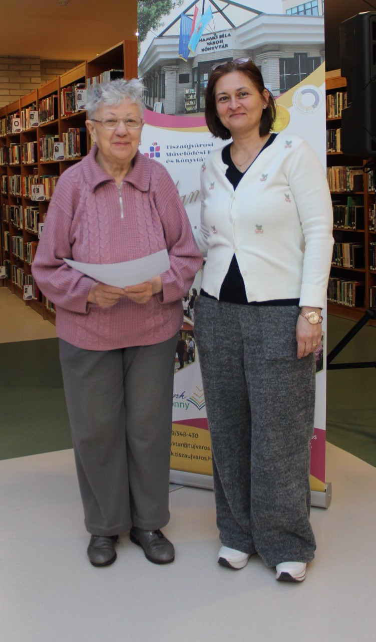 Hodossyné Csőke Beáta csoportvezető átadta a nyereményt.