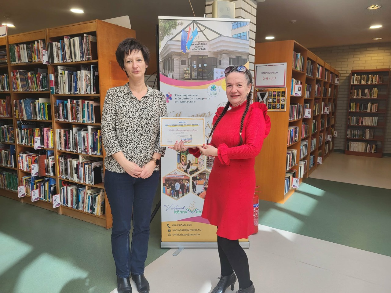 Ujjné Tellér Gabriella csoportvezető átadta a nyereményt.