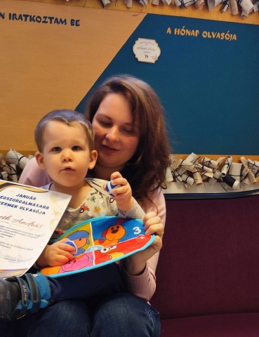 A nyertes az édesanyjával.