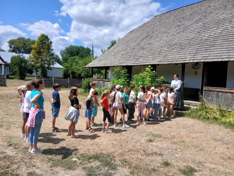 A tanítónő már várt minket