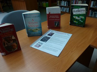 A kihíváshoz kihelyezett könyvek a könyvtárban