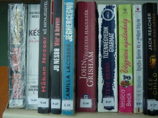 A kihíváshoz kihelyezett könyvek a könyvtárban