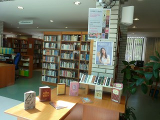 A kihíváshoz kihelyezett könyvek a könyvtárban