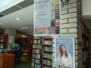 A kihíváshoz kihelyezett könyvek a könyvtárban