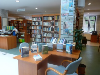 A kihíváshoz kihelyezett könyvek a könyvtárban