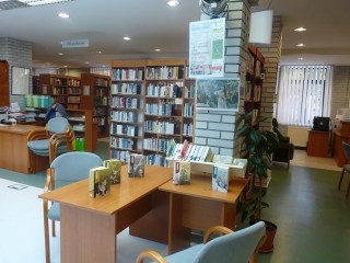 A kihíváshoz kihelyezett könyvek a könyvtárban