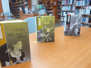 A kihíváshoz kihelyezett könyvek a könyvtárban