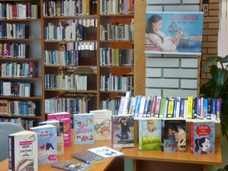 A kihíváshoz kihelyezett könyvek a könyvtárban