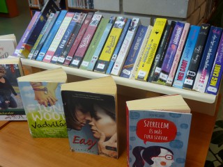 A kihíváshoz kihelyezett könyvek a könyvtárban