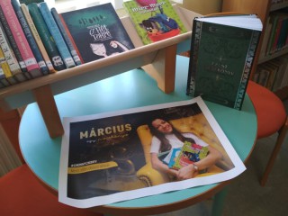 A kihíváshoz kihelyezett könyvek a könyvtárban