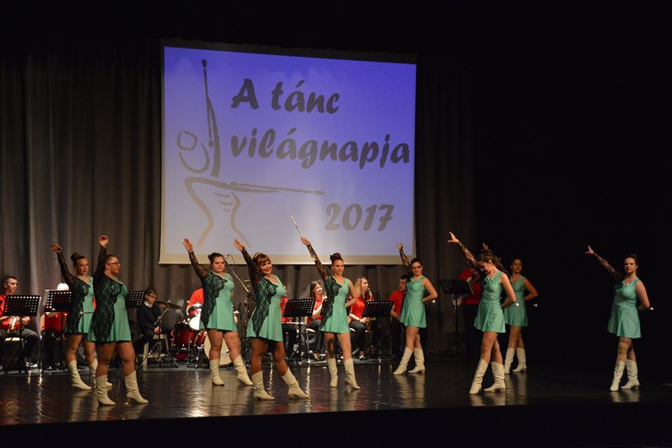 Tiszaújvárosi Derkovits Majorette Csoport képes összeállítás