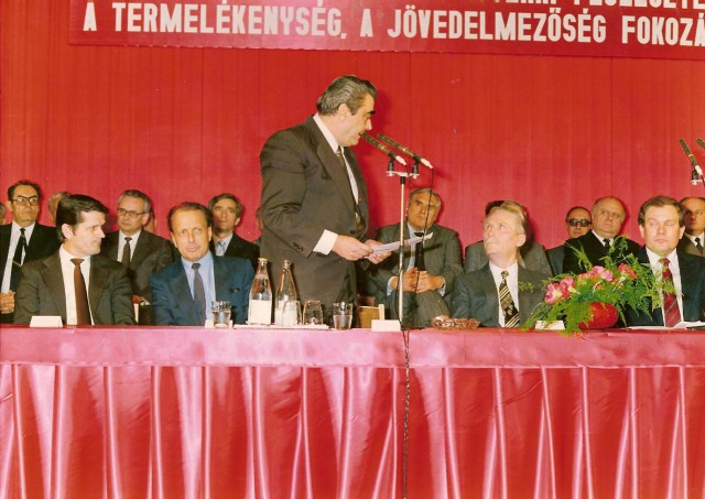 Lázár György látogatása Leninvárosban. Huszár Andor, a TVK vezérigazgatója a Lineáris Polietlingyár avatási ünnepségen tett jelentést a kormány elnökének.