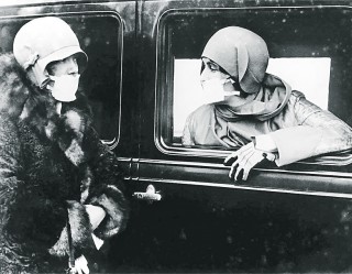 Szájmaszkban a spanyolnátha idején.