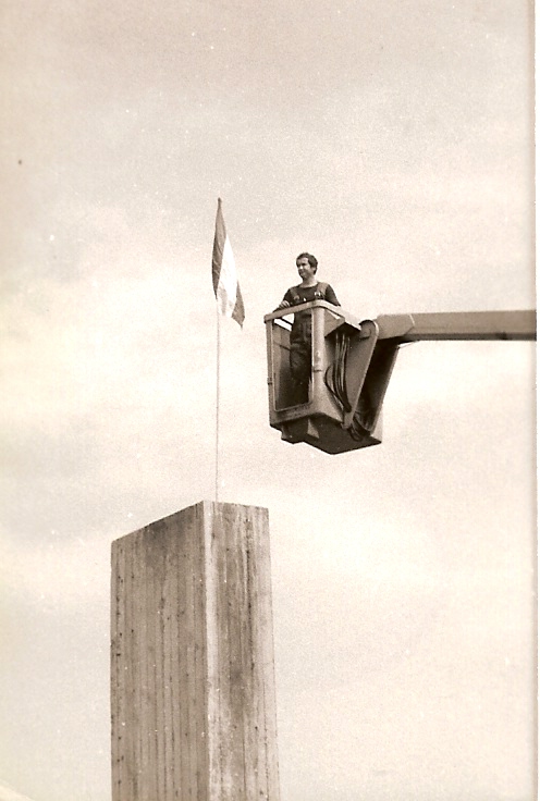 A nemzeti zászló kihelyezése a szobor helyére