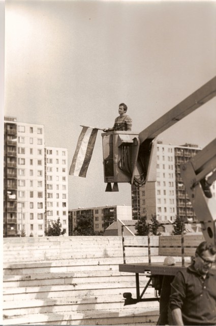 A nemzeti zászló kihelyezése a szobor helyére