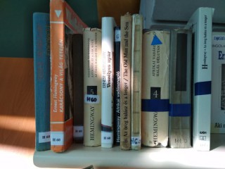 A kihíváshoz kihelyezett könyvek a könyvtárban