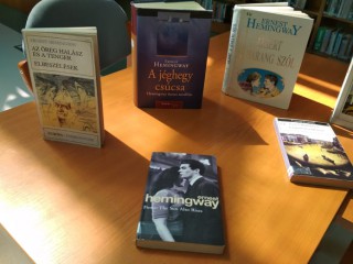 A kihíváshoz kihelyezett könyvek a könyvtárban