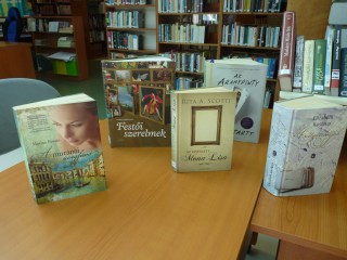 A kihíváshoz kihelyezett könyvek a könyvtárban