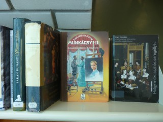 A kihíváshoz kihelyezett könyvek a könyvtárban