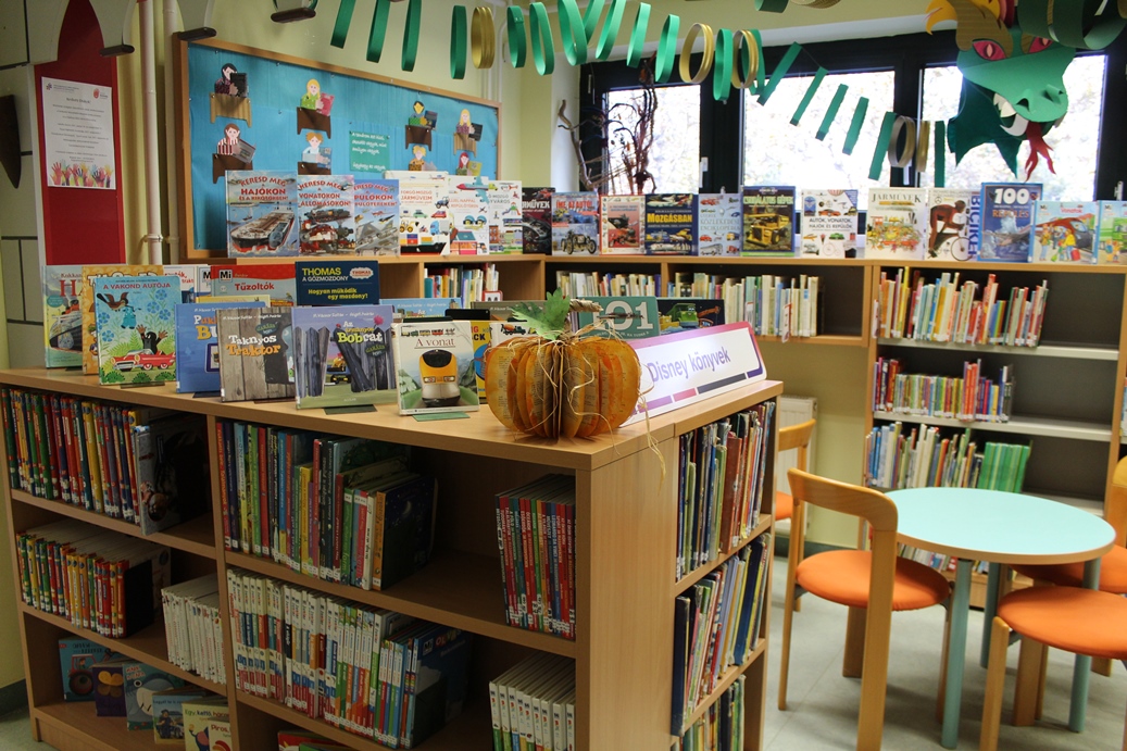 Kihelyezett könyvek a gyermekkönyvtárban