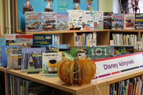 Kihelyezett könyvek a gyermekkönyvtárban