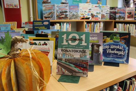 Kihelyezett könyvek a gyermekkönyvtárban
