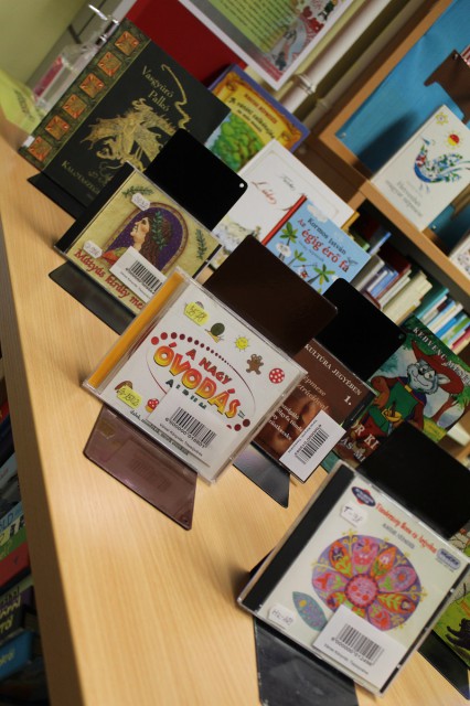 Kihelyezett könyvek a gyermekkönyvtárban.