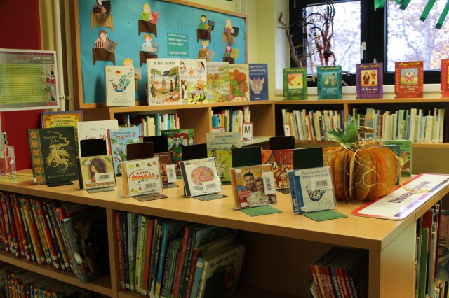 Kihelyezett könyvek a gyermekkönyvtárban.