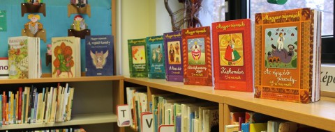 Kihelyezett könyvek a gyermekkönyvtárban.