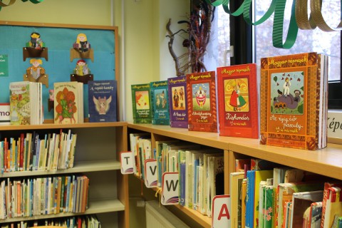 Kihelyezett könyvek a gyermekkönyvtárban.