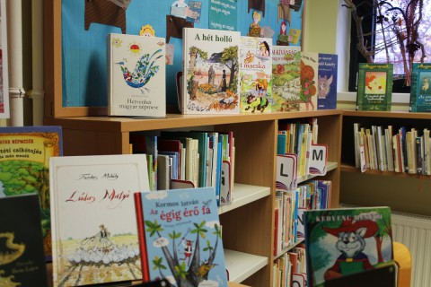 Kihelyezett könyvek a gyermekkönyvtárban.