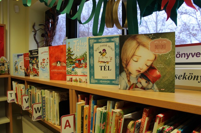 Kihelyezett könyvek a gyermekkönyvtárban.