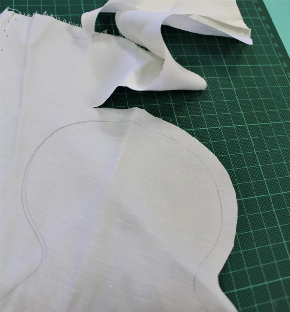 Vágjuk ki az anyagot a sbalon segítségével.