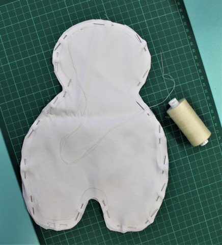 Varrjuk össze a kivágott anyagot.