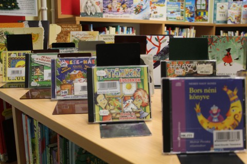 Kihelyezett könyvajánló a gyermekkönyvtárban