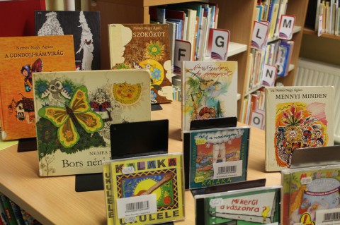 Kihelyezett könyvajánló a gyermekkönyvtárban