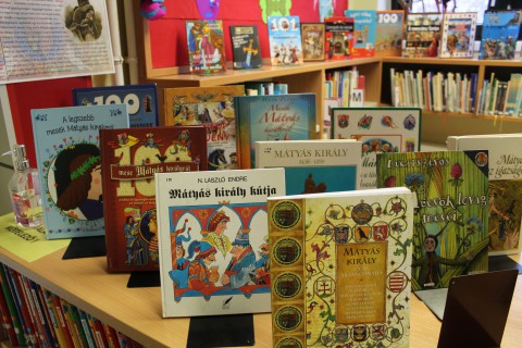 Kihelyezett könyvajánló a gyermekkönyvtárban.