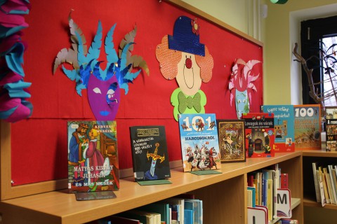 Kihelyezett könyvajánló a gyermekkönyvtárban.