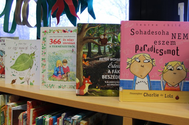 Kihelyezett könyvajánló a gyermekkönyvtárban.