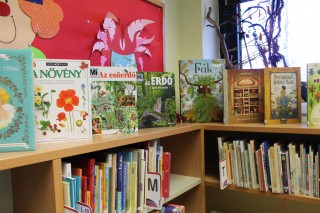 Kihelyezett könyvajánló a gyermekkönyvtárban.
