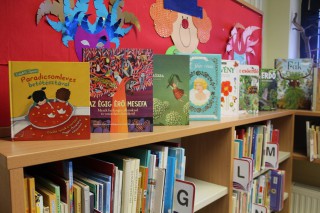 Kihelyezett könyvajánló a gyermekkönyvtárban.