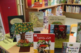Kihelyezett könyvajánló a gyermekkönyvtárban.