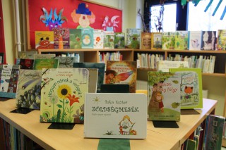 Kihelyezett könyvajánló a gyermekkönyvtárban.