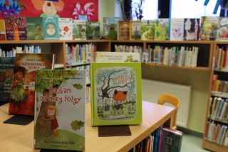 Kihelyezett könyvajánló a gyermekkönyvtárban.